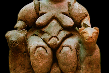 Sitzende Frau auf Löwinnen-Thron Fundstätte: Çatalhöyük, Anatolien, Türkei; Datierung: 6000 bis 5500 v. Chr. // Quelle: https://commons.wikimedia.org/w/index.php?curid=14783156